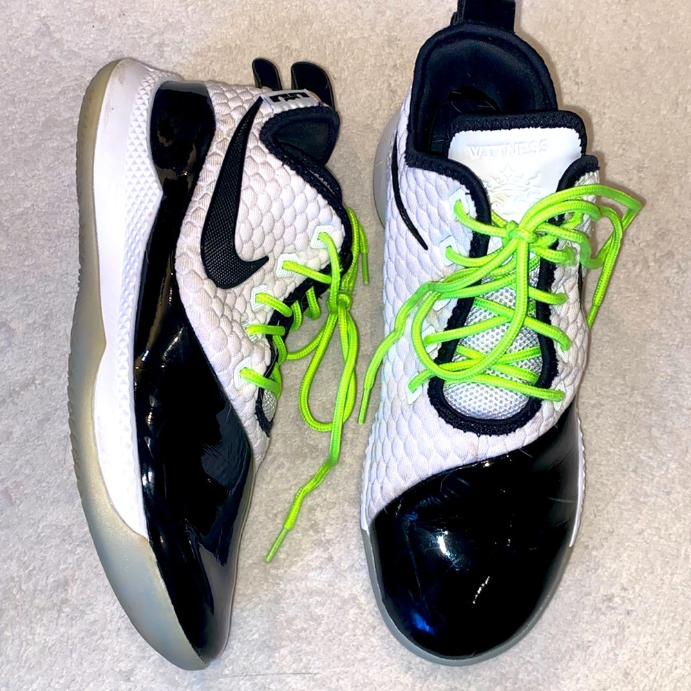 Nike Lebron Witness 3 black & white athletic shoes Sz. 8.5